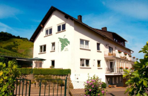 Гостиница Weingut-Brennerei-Gästehaus Emil Dauns  Райль